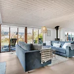 Casa de Férias Bright And Well-kept Close To The Beach, Nature And Charming